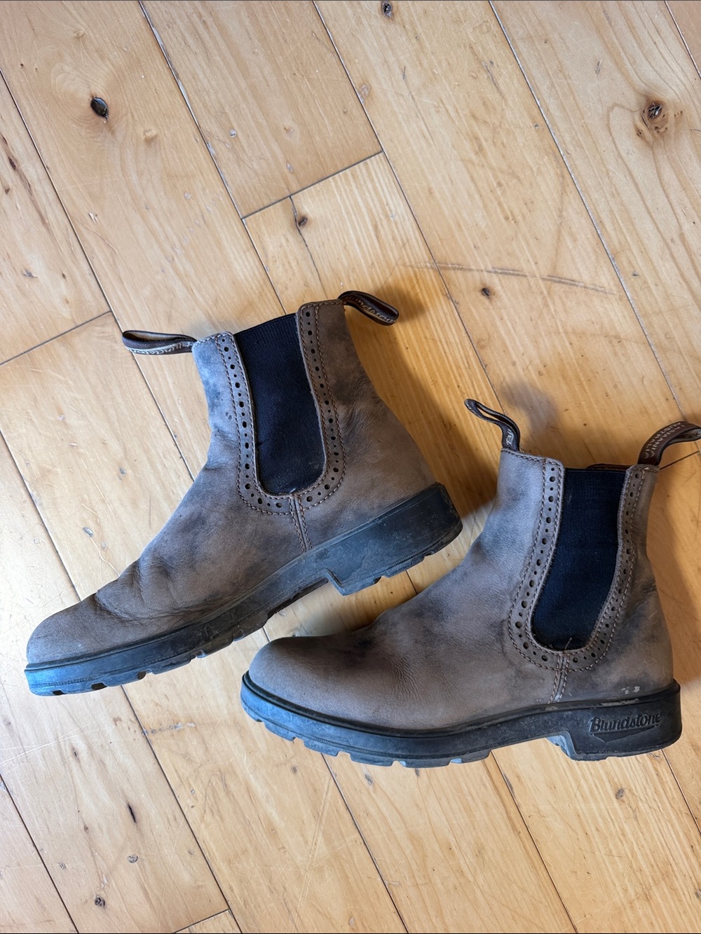 Blundstone Women’s Chukka Chelsea Boots in Distressed Brown with Black Elastic